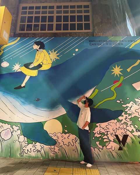 Extraordinary Attorney Woo - Extraordinary Attorney Woo - Kang Tae-oh with the mural of the drama