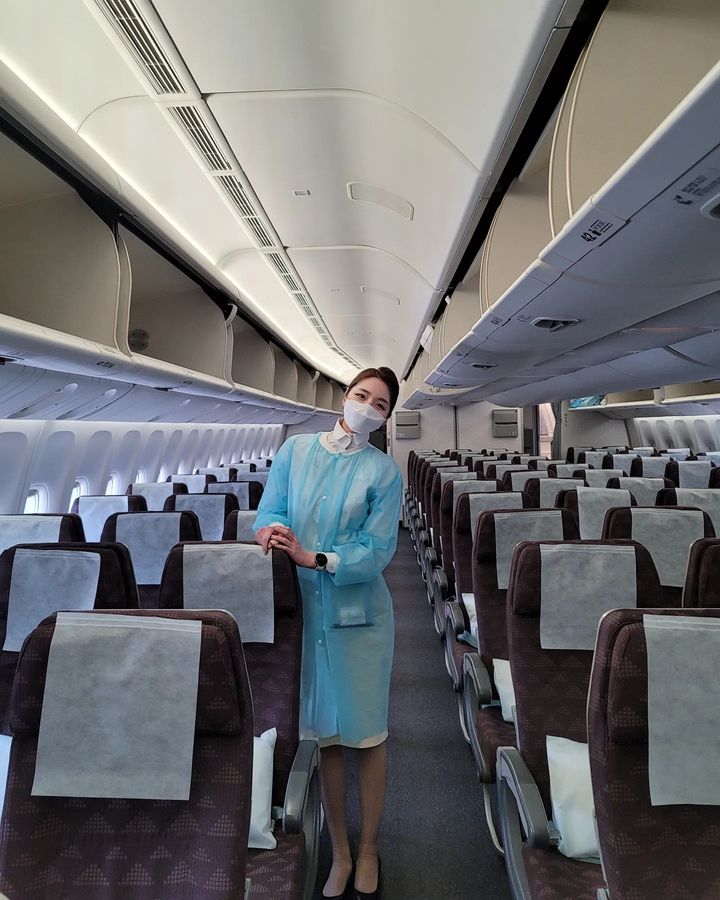 Transit Love 2 cast - Sung Hae Eun as a flight attendant 