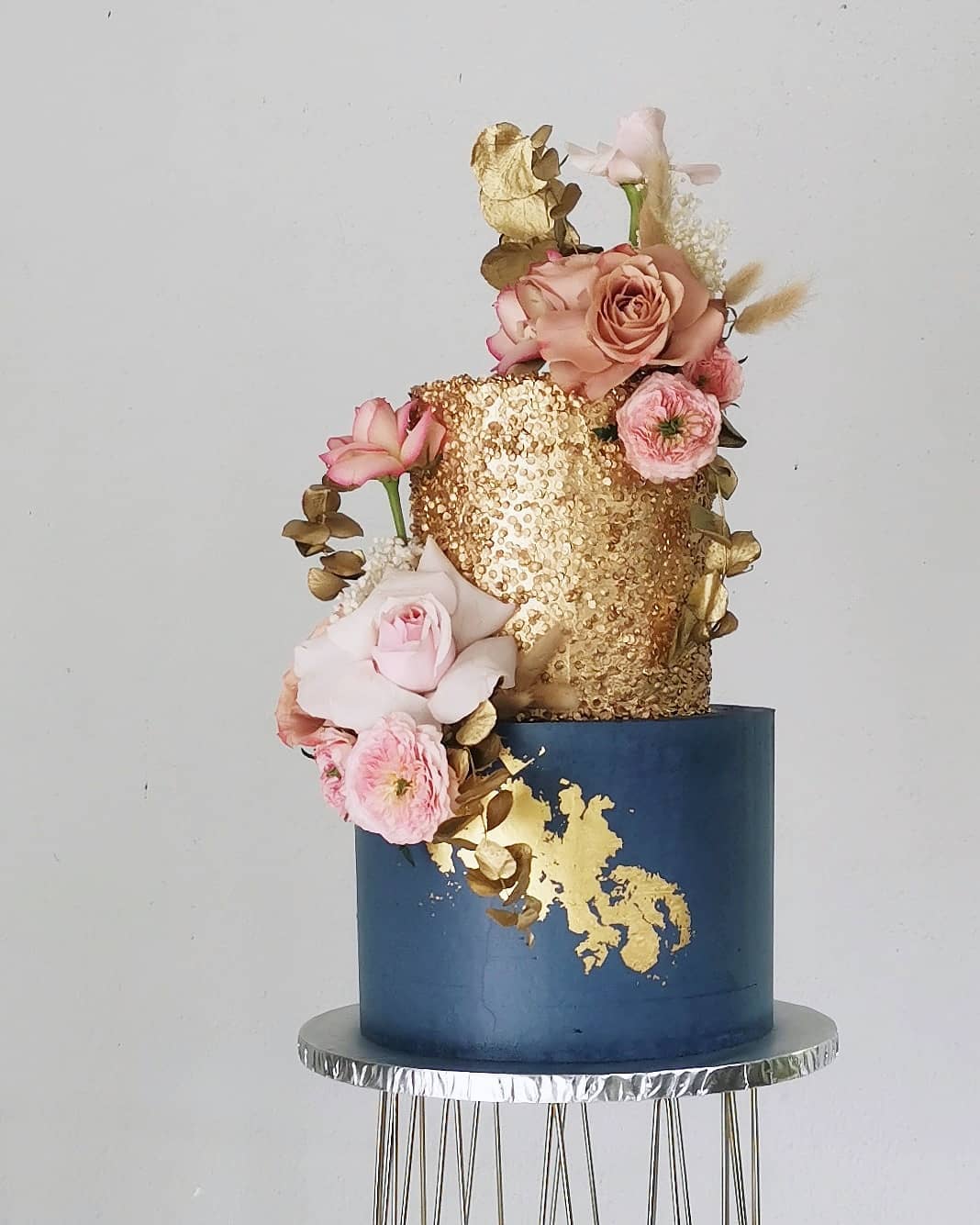 gold pink flower cake