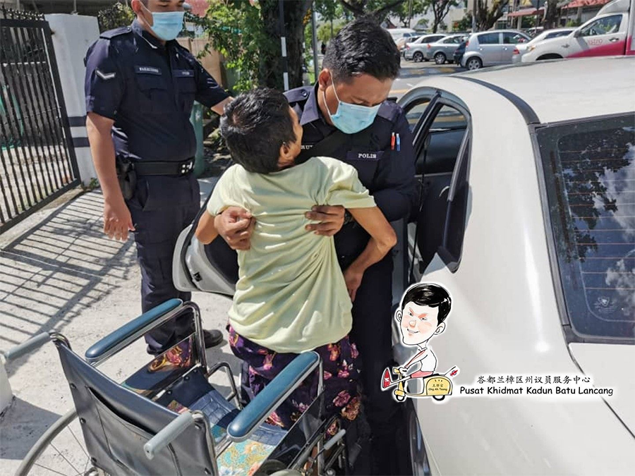 PDRM carries elderly woman