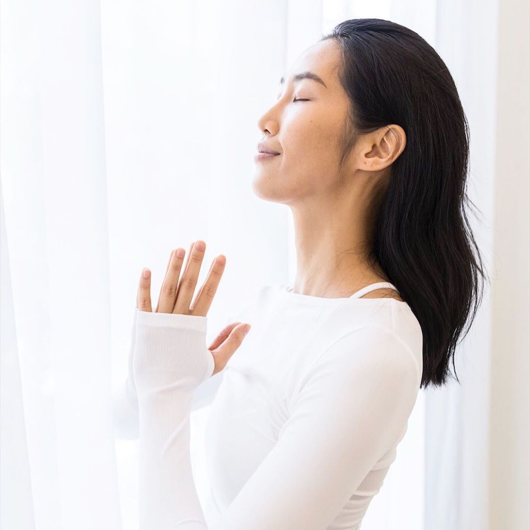 Easy self improvement tips - woman meditating