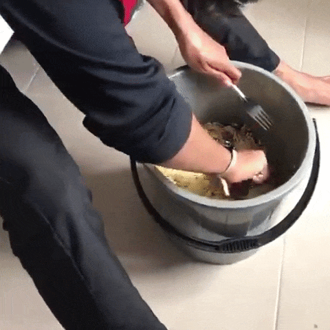 M'sian student cooks maggi in bucket - maggi in bucket