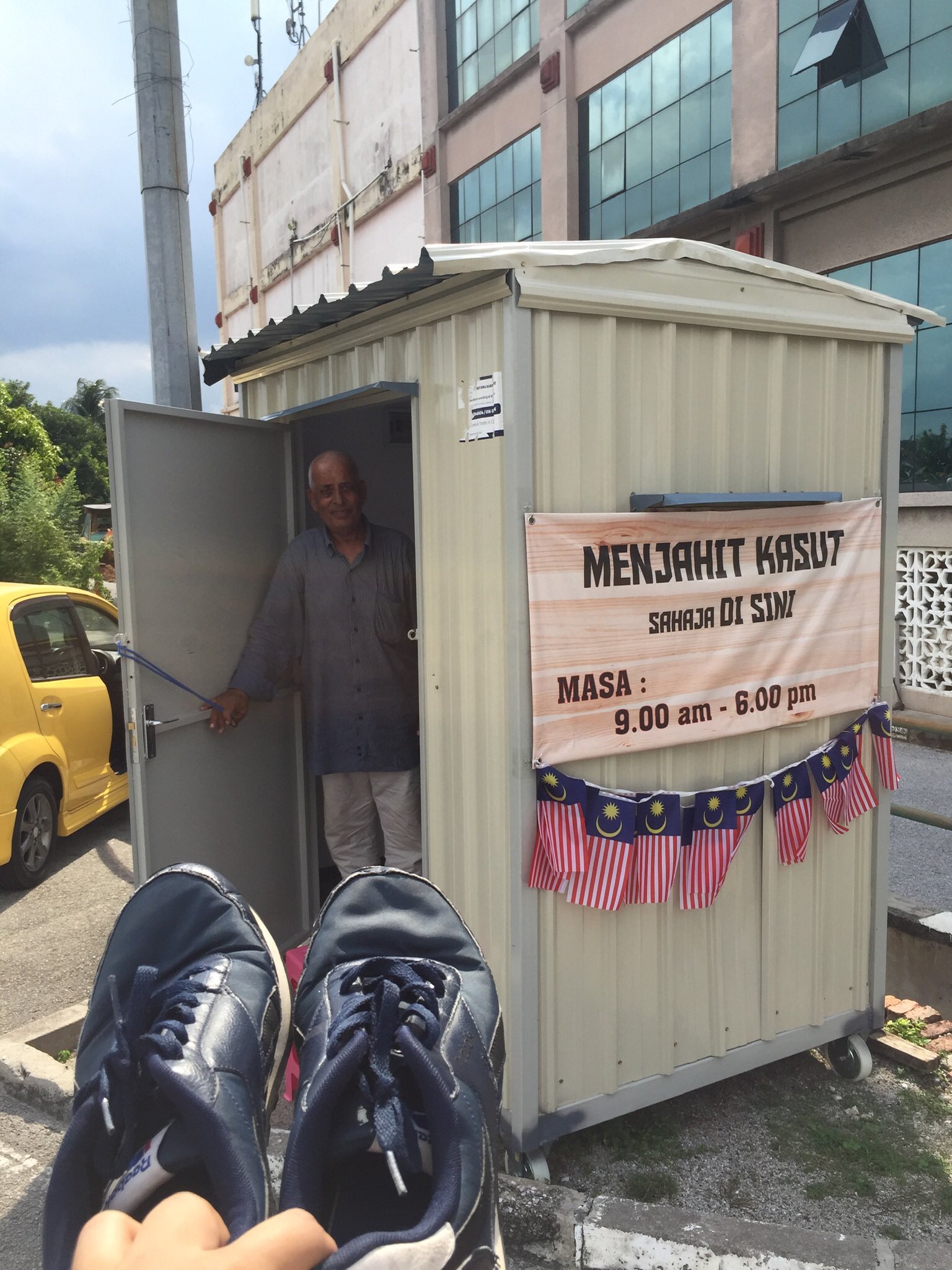 Ipoh cobbler in Medan Gopeng with a moving story - shack