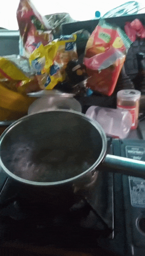 TikToker cooks Maggi mee in his lorry during flood 
