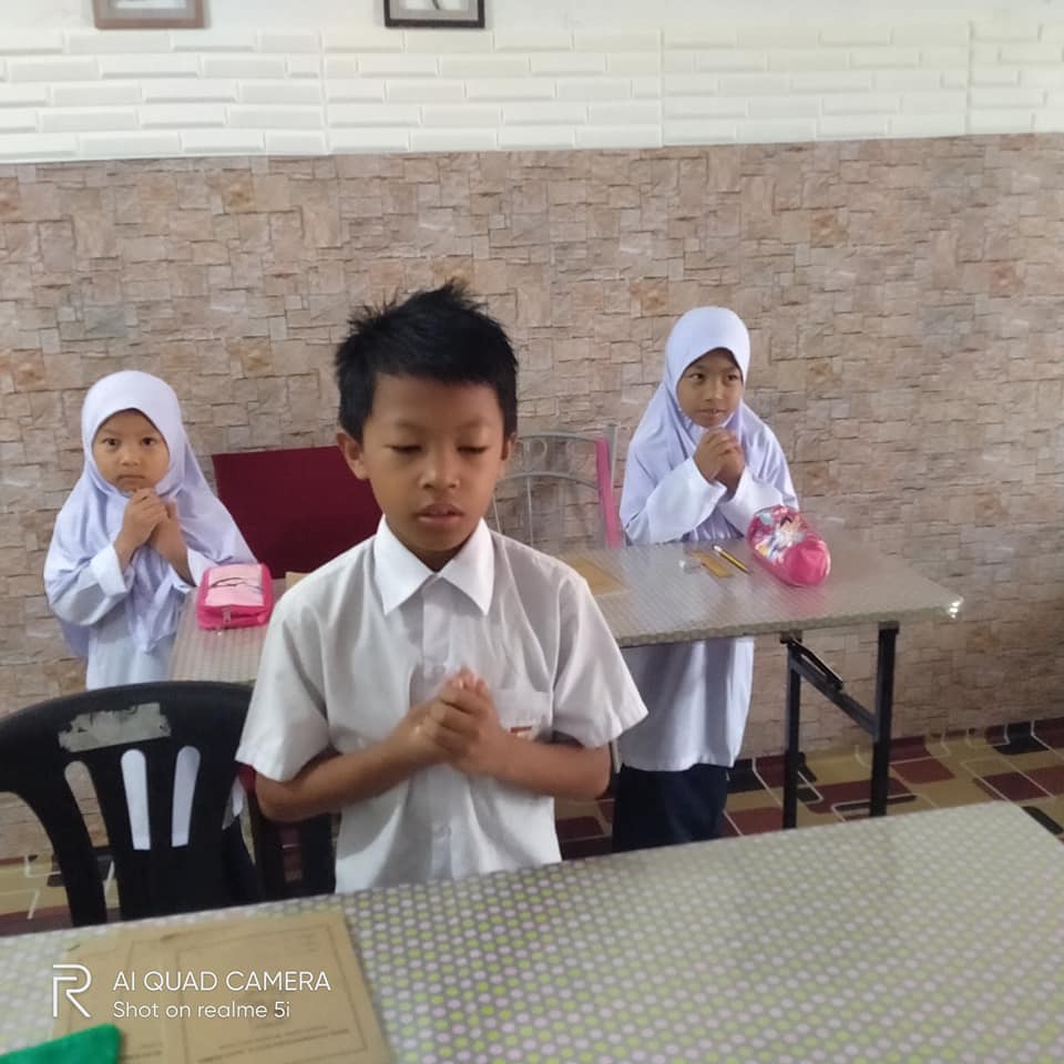 Nur Salina's kids reciting prayers