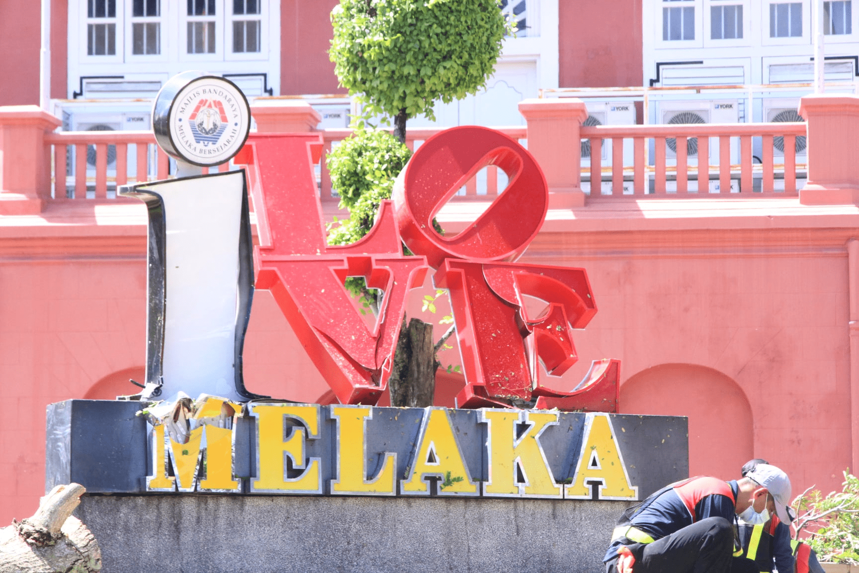 Fallen heritage tree in Melaka's iconic Dutch Square - I Love Melaka sign