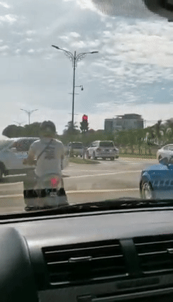 Car driver reverses through traffic - 1