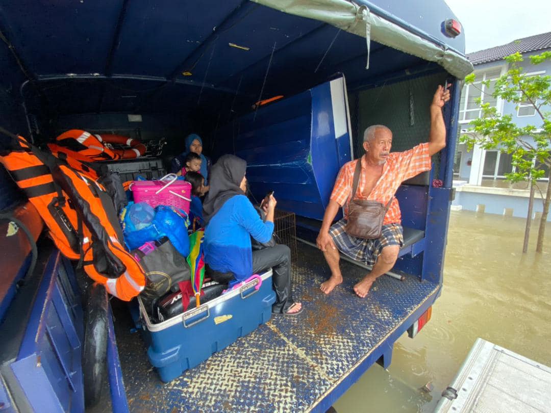 Rescuing flood victims in n Kelantan and Terengganu