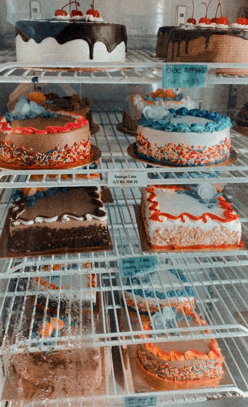 Traditional Bakeries In Penang - sin a oon cake display