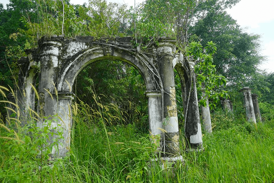 Abandoned buildings and ruins Malaysia - columns