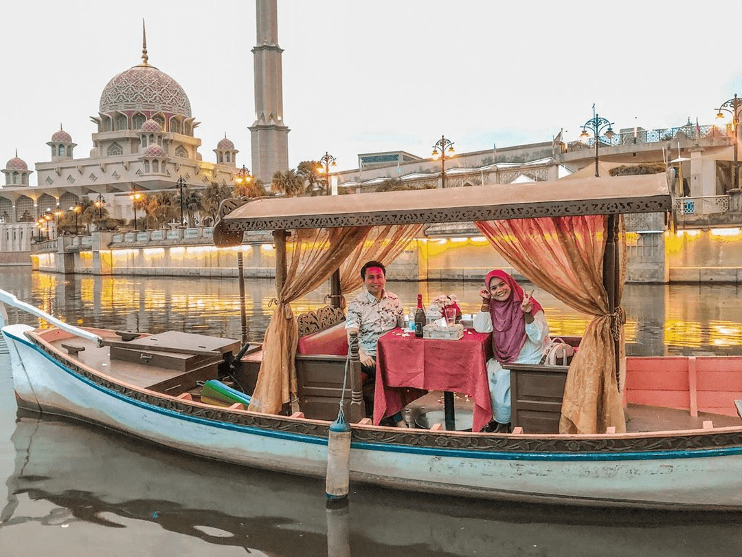 Things To Do In Putrajaya Guide - love boat