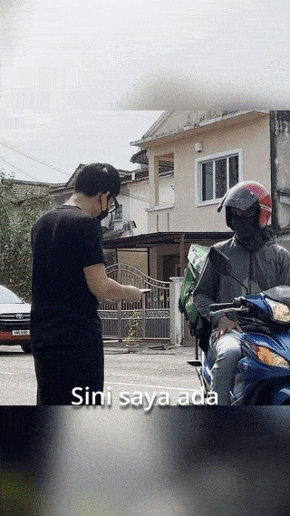 Man surprises riders with duit raya