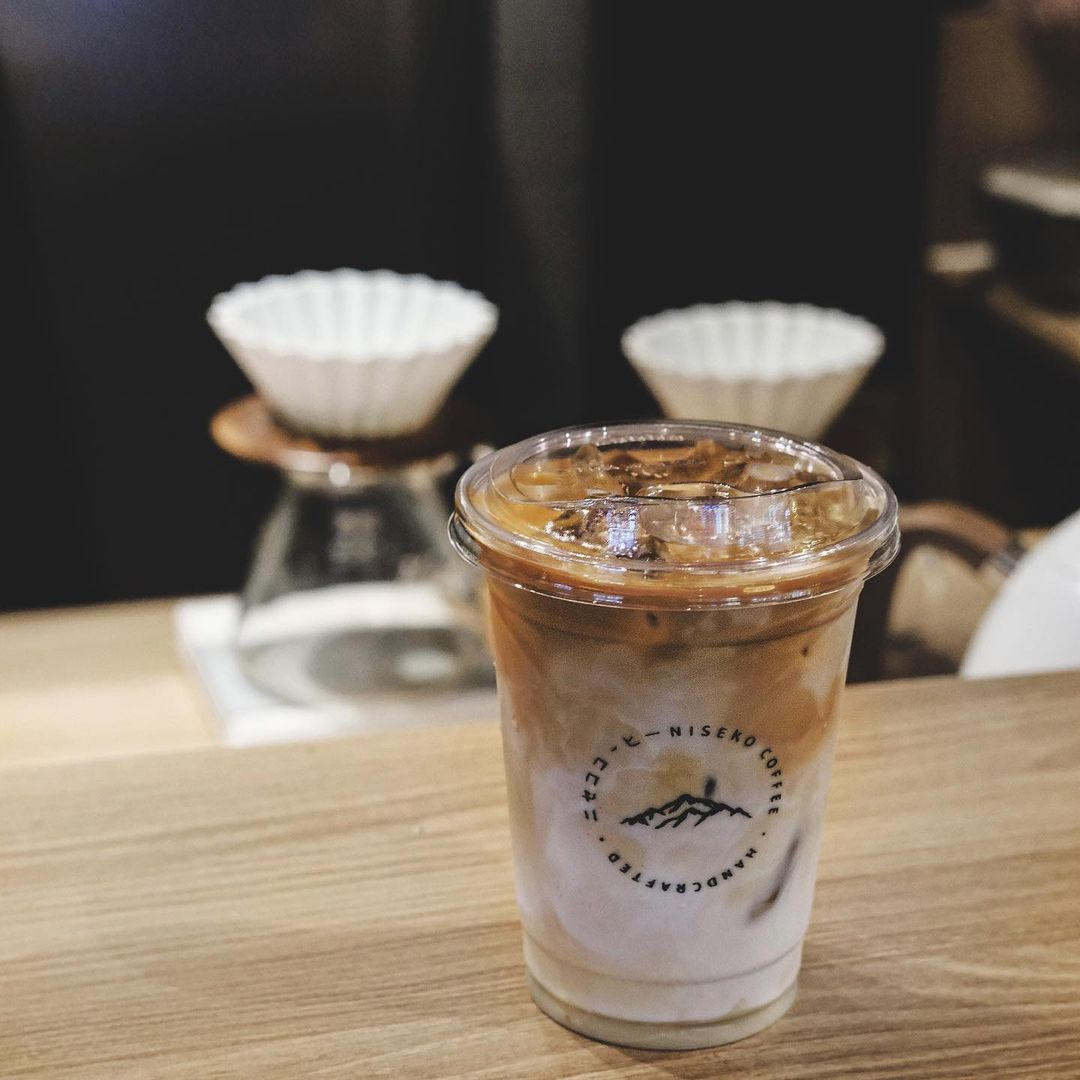 Minimalist coffee shops - Niseko Coffee