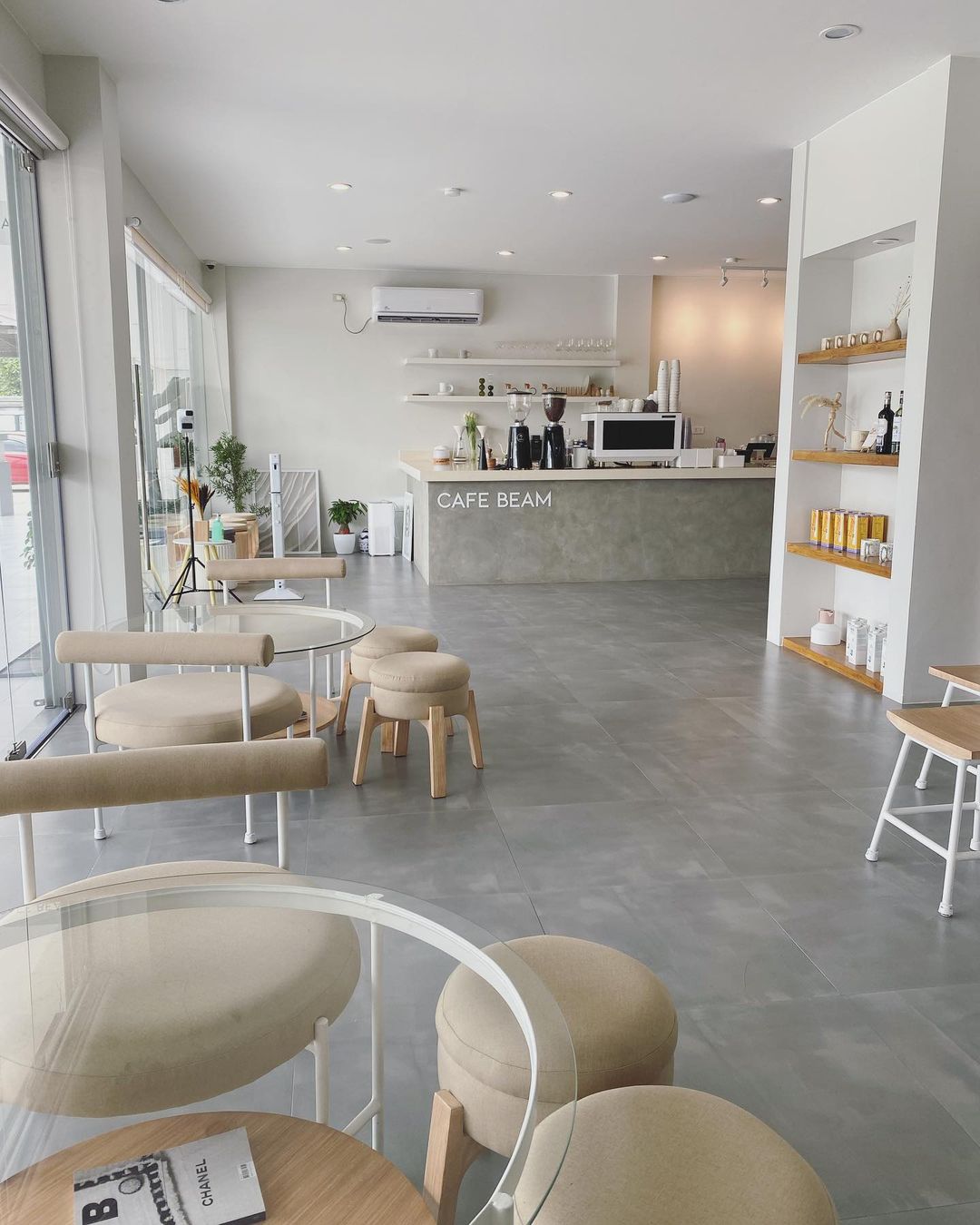 Cafe Beam - minimalist interior