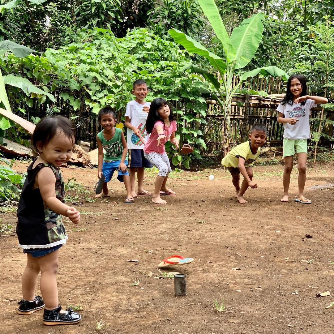 Filipino childhood games - tumbang preso