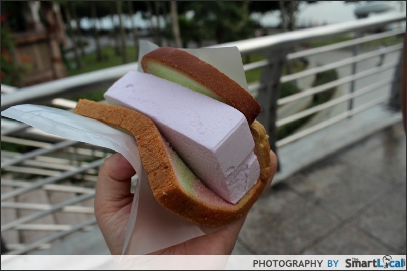 Странные сочетания еды. Мороженое с хлебом. Мороженое в хлебе Сингапур. Необычные сочетания в еде. Необычное мороженое.