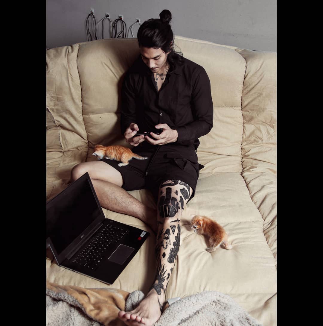Paing hot boy with cats