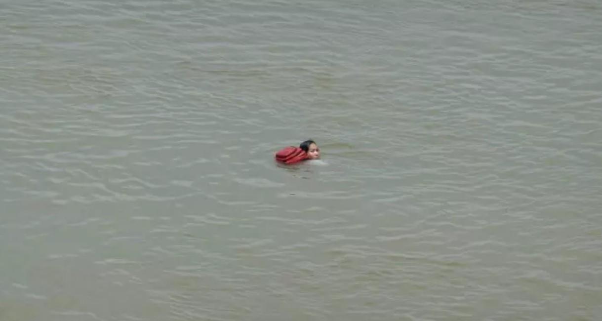 Boatman saves suicidal woman jumps the bridge