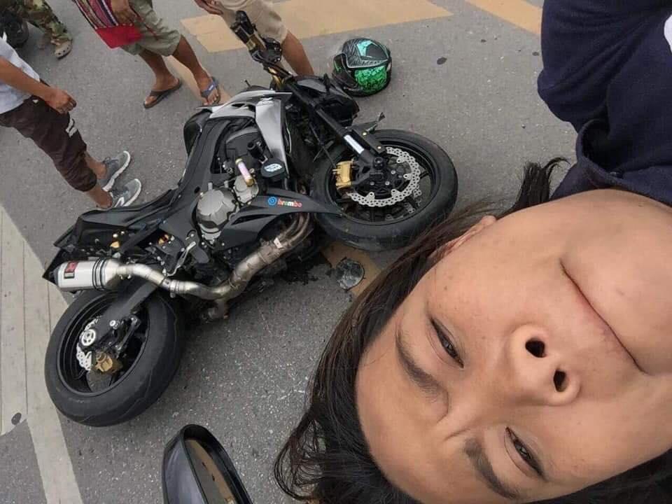 girl take selfies on car after accident