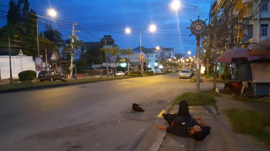 police wakes drunk man pattaya road