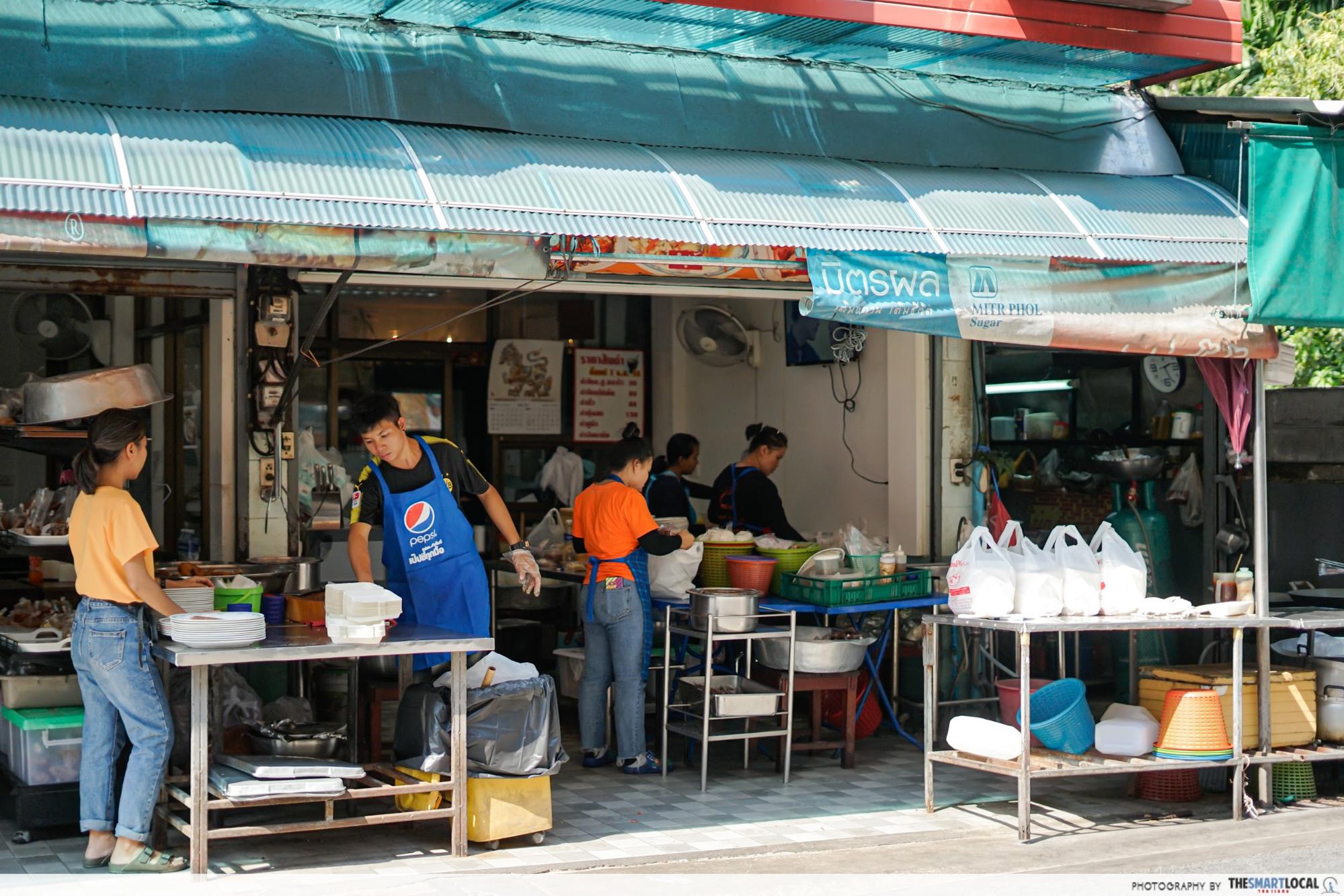 Bangkok's best fried chicken store 