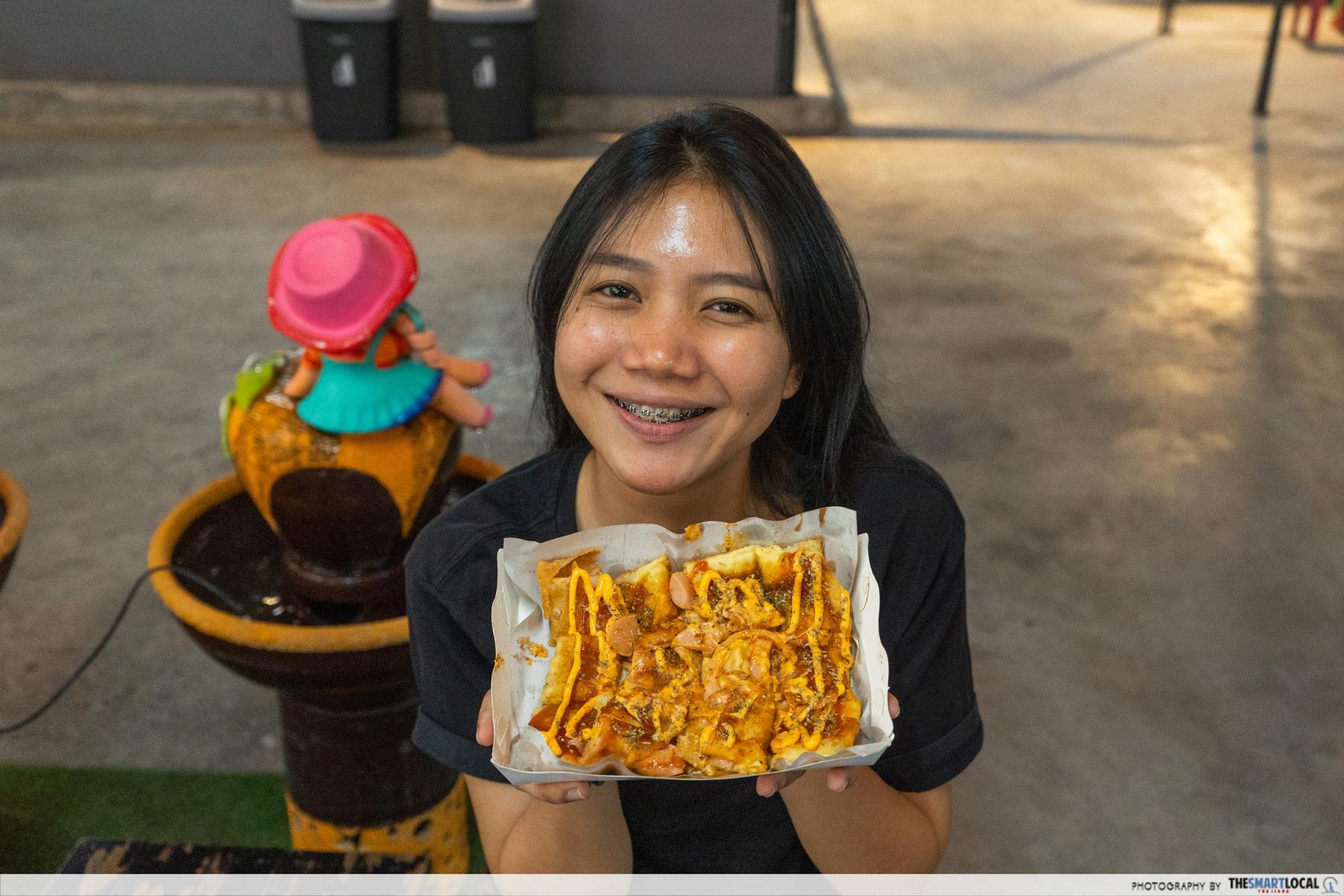 On-Zon Roti Bangkok Sells Cheap Thai-Style Pizza Roti With Gooey Cheese Pulls