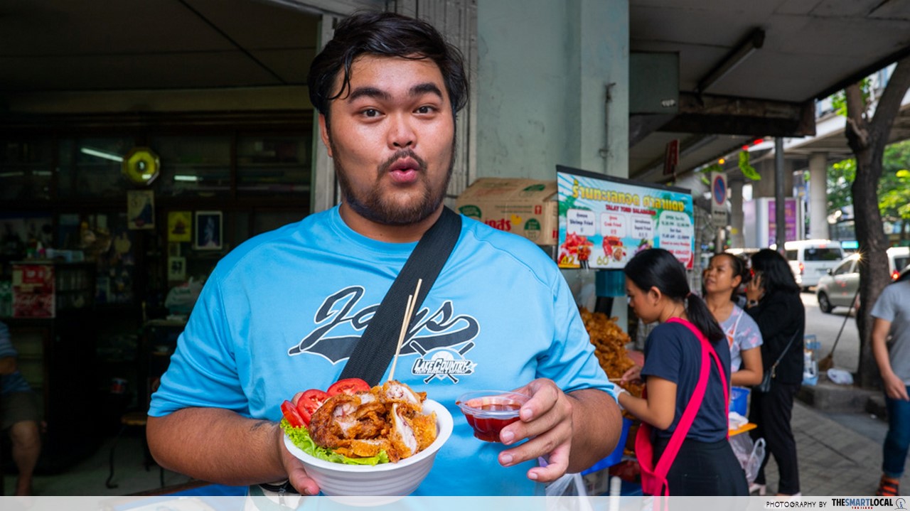 Talay Tord Saladaeng Bangkok Fried Seafood Stall Sells Affordable Fried Shrimp, Squid, And Crab