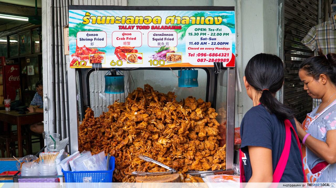 Talay Tord Saladaeng Bangkok Fried Seafood Stall Sells Affordable Fried Shrimp, Squid, And Crab