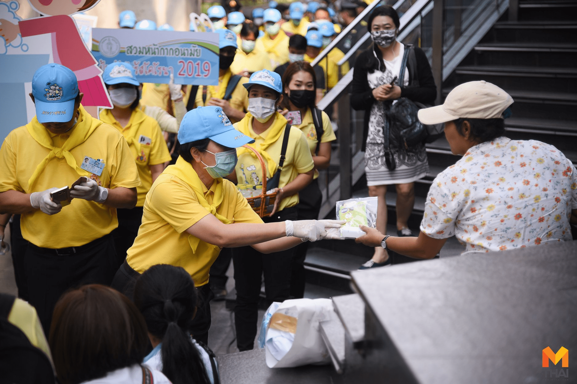 thai volunteers free masks