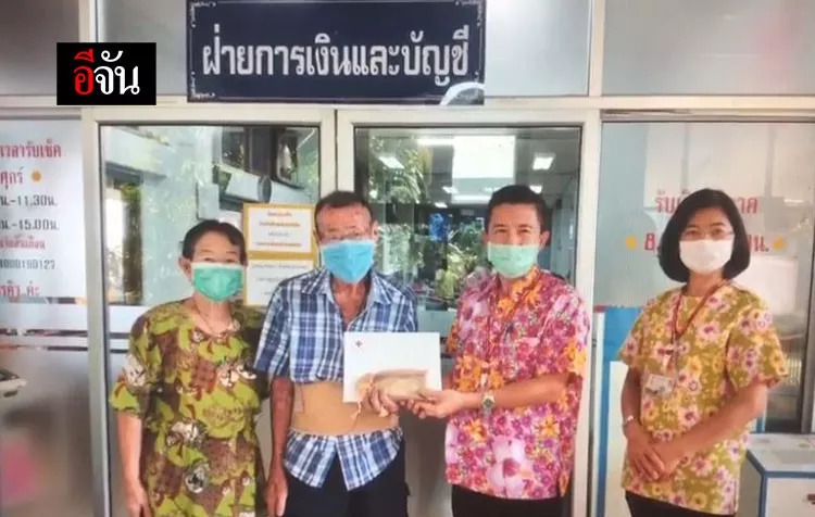 Thai elderly hawkers donate money for hospitals during COVID-19