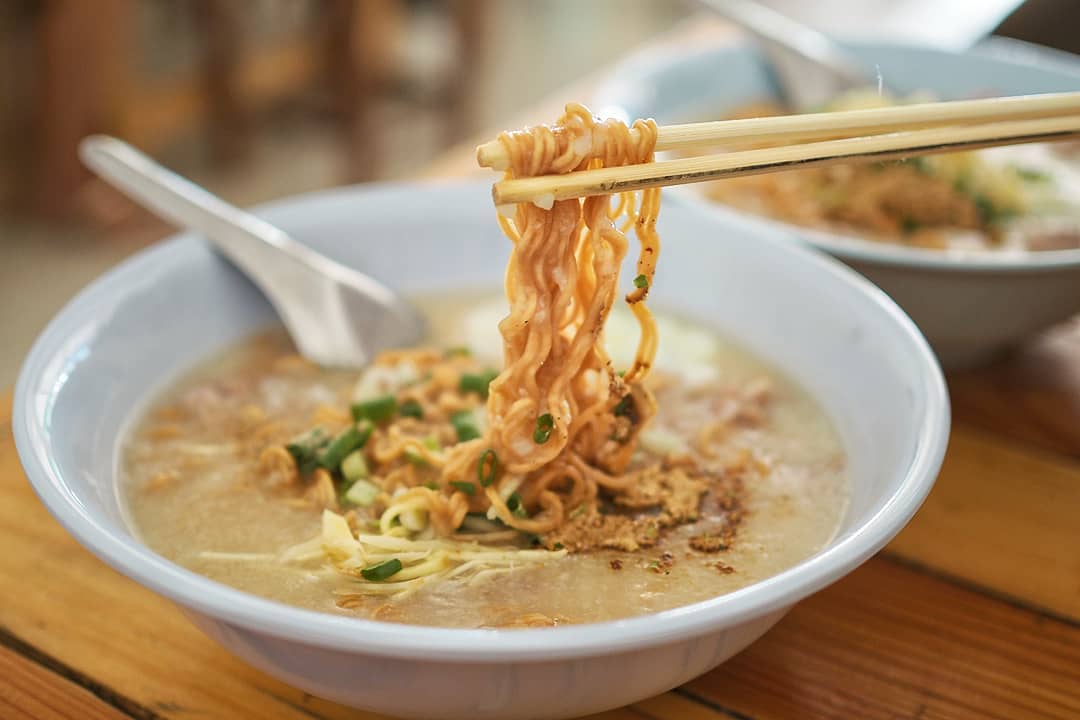 instan noodles mixed with rice porridge 