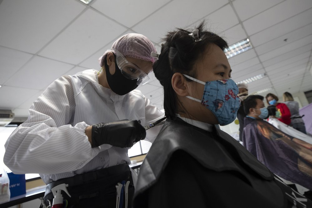 Thai Hairstylist Gives Healthcare Workers Free Hair Cuts To Thank Frontliners Against COVID-19