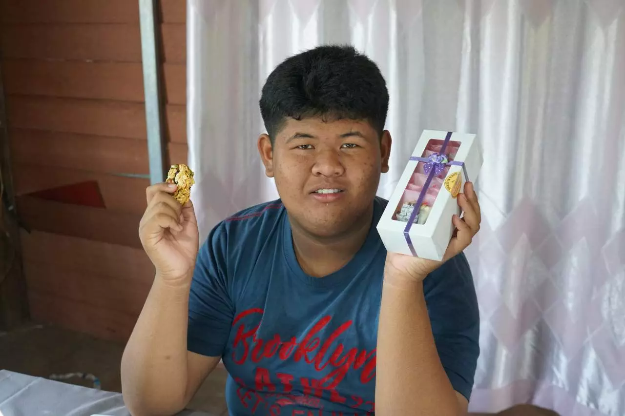 Thai teen supports his family by selling make-up online