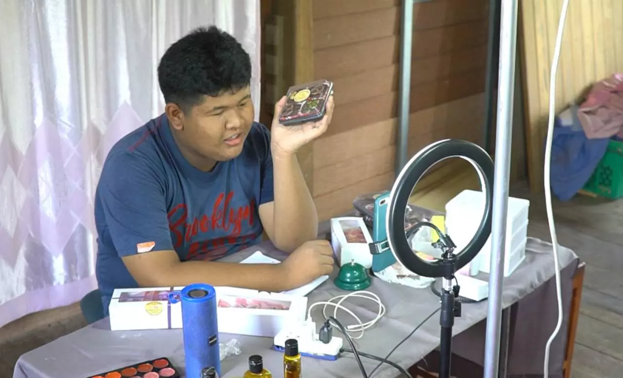 Thai teen supports his family by selling make-up online