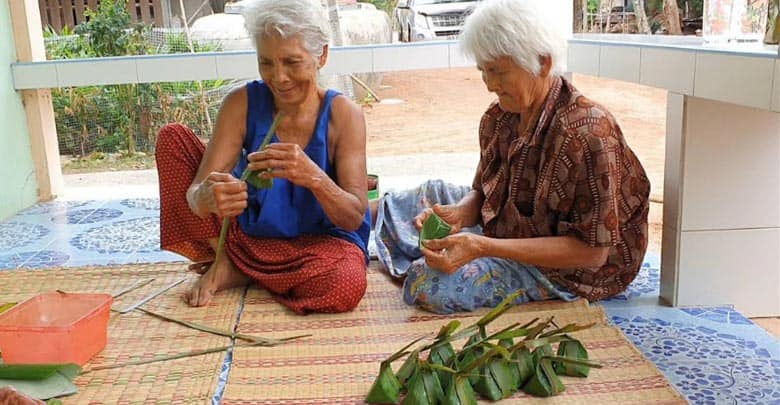 Thai grandma offers free desserts during COVID-19