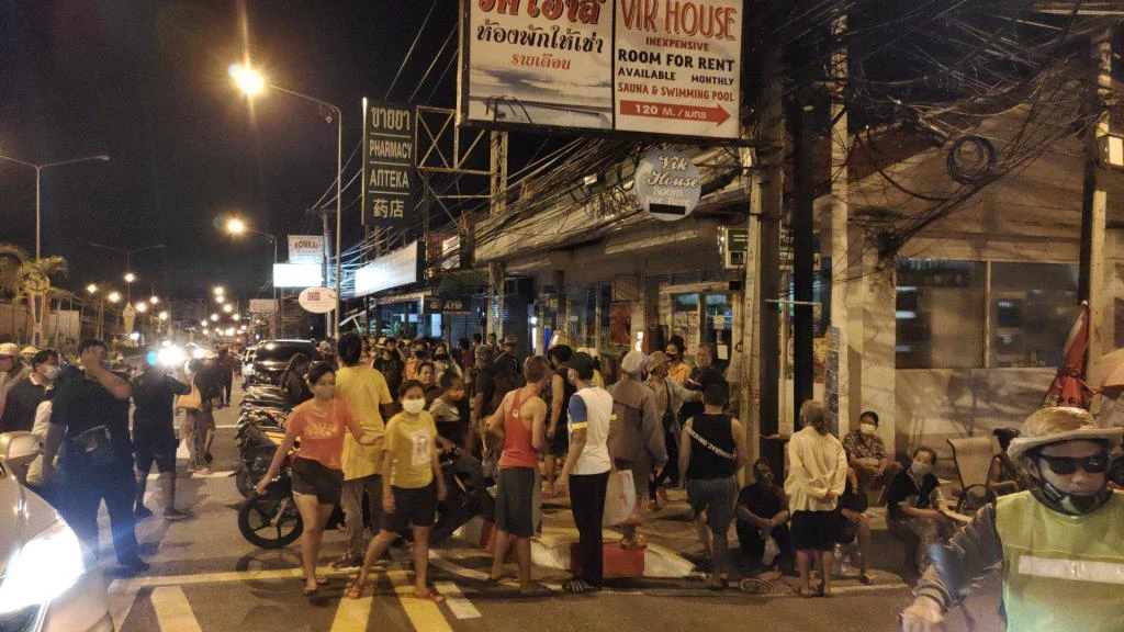 People in Pattaya ignore social distancing measure