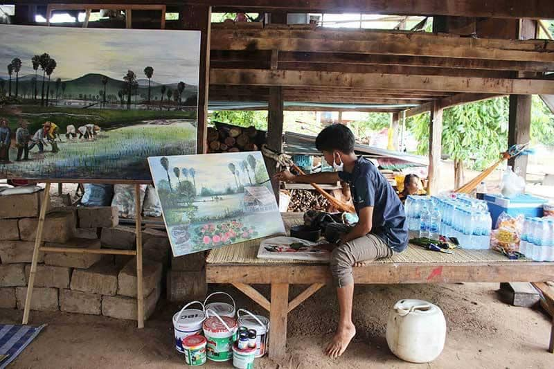 Thai orphan sells paintings for tuition fees