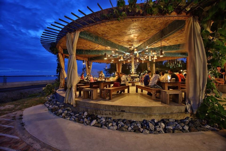 Seaview cafes near Bangkok
