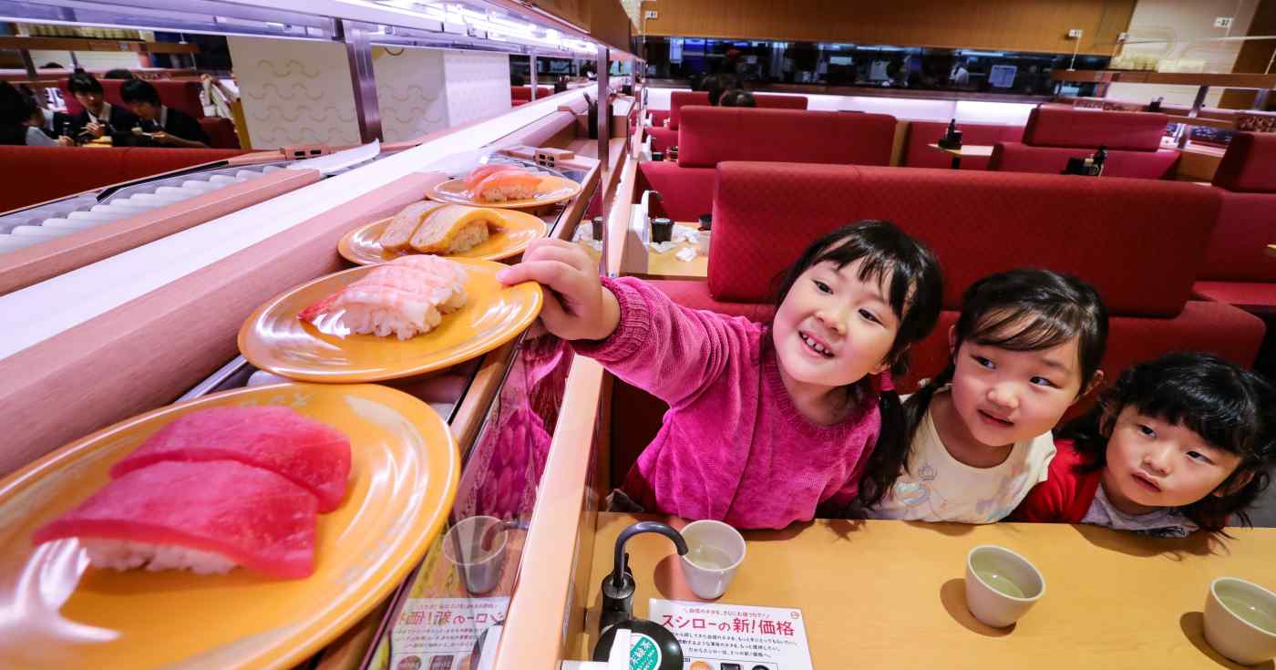 Japanese Diners Enjoy Sushiro