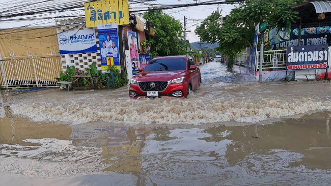 car-submerged-in-chonburi
