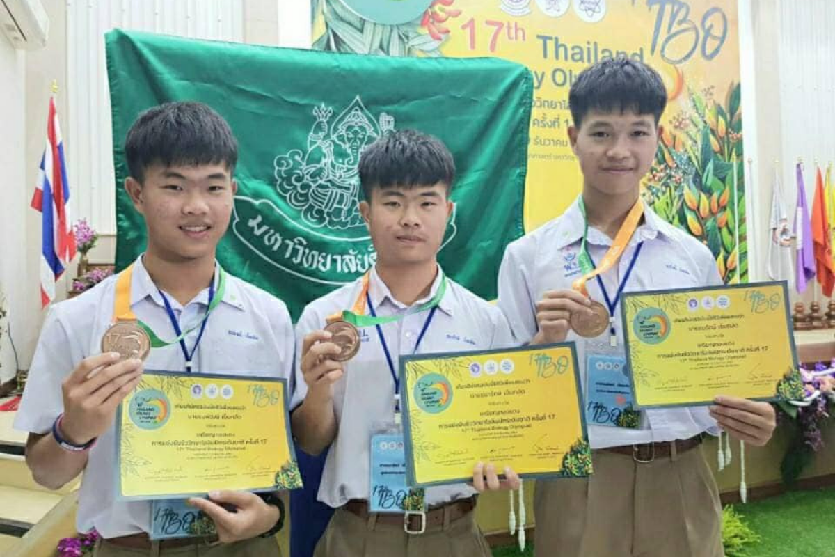Thai Triplets Got Into Med School At The Same Time, Made Parents Extra Proud