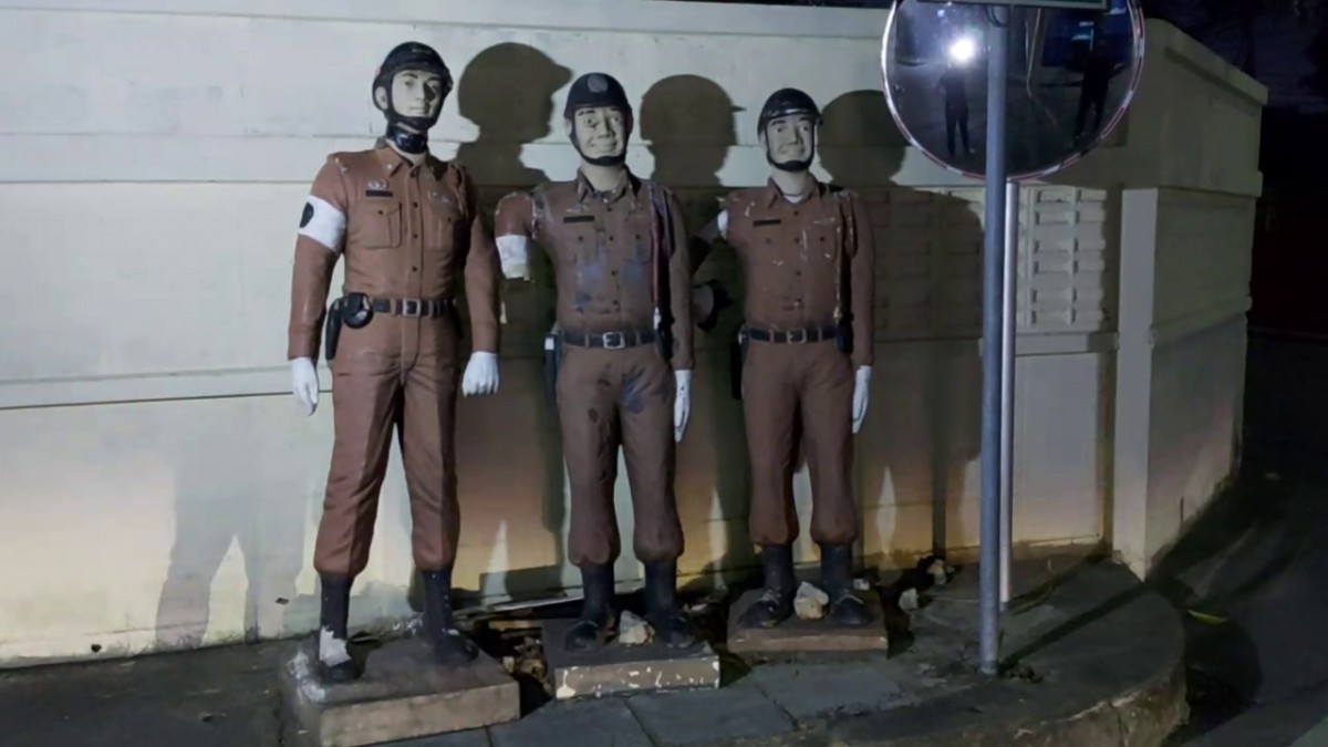 boy band statues
