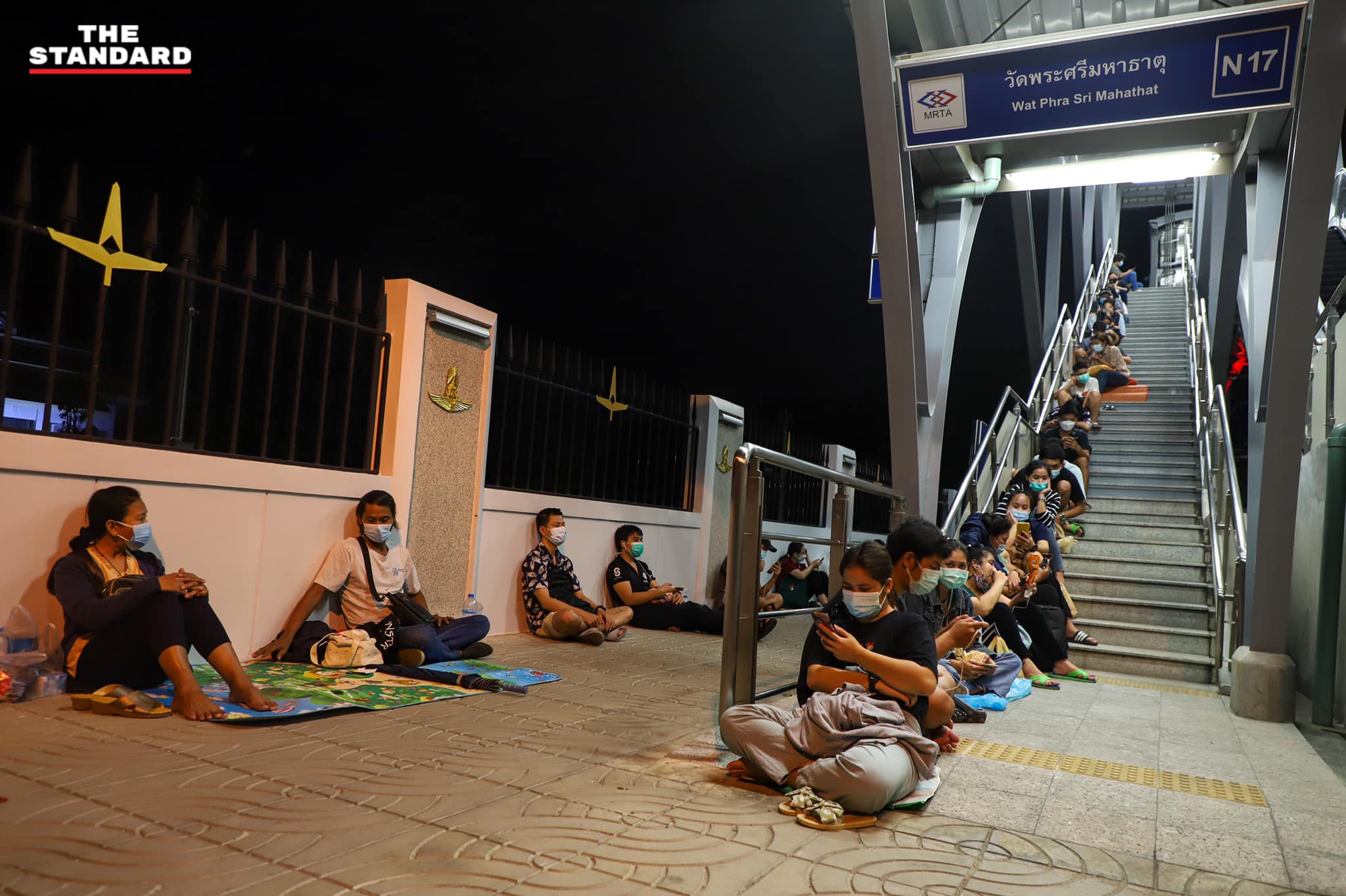 thai-citizens-queue-overnight