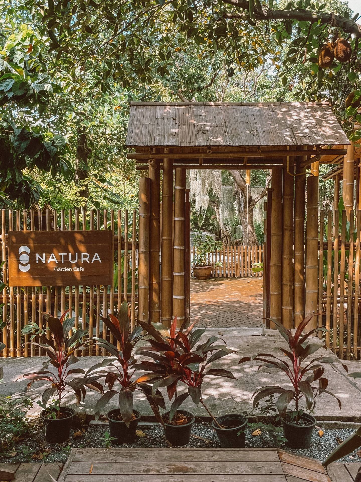 natura-garden-cafe-gate
