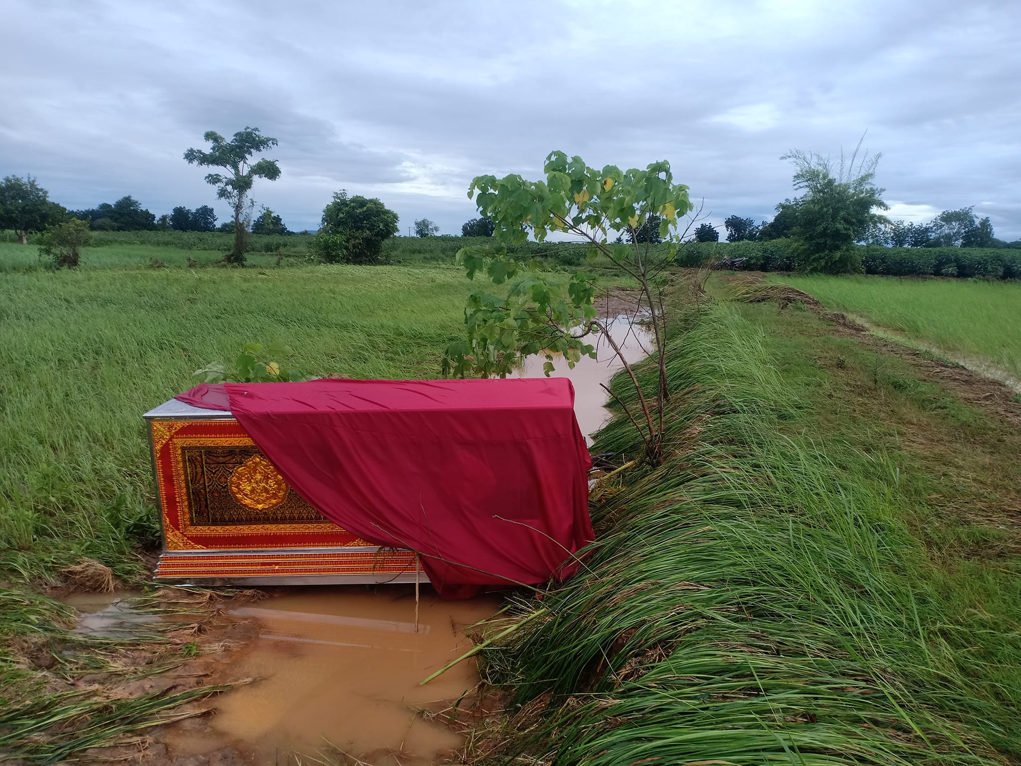 petchabun-flooding-coffin
