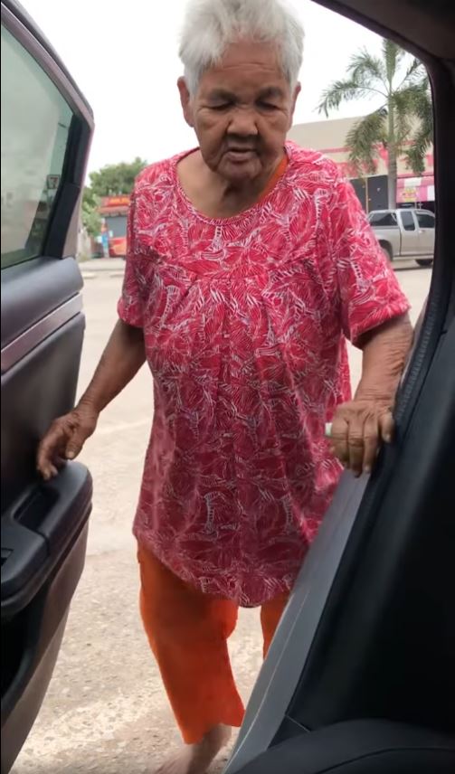granny-gets-in-car
