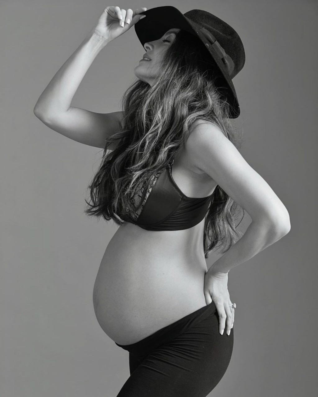 pregnant-model