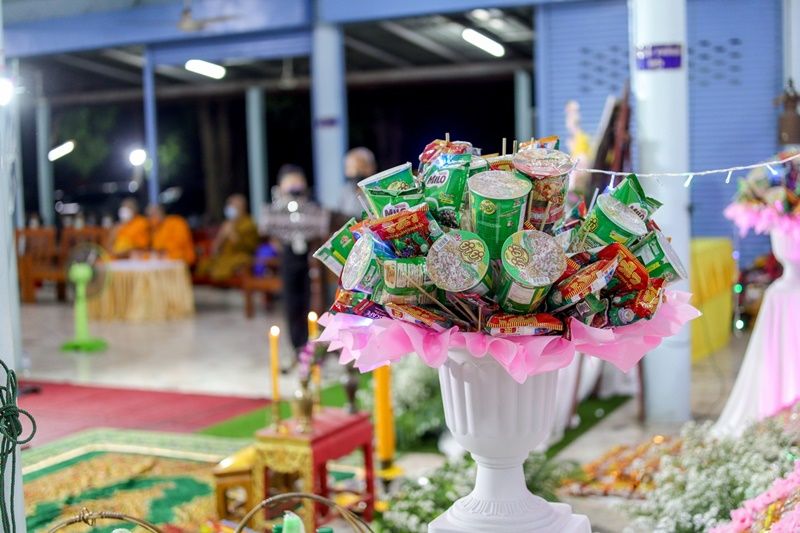 funeral decorated with instant noodles