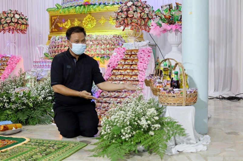 funeral decorated with instant noodles