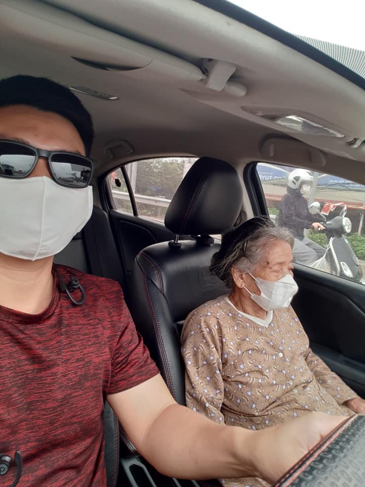 Hanoi driver give free ride to a 90 year old lady